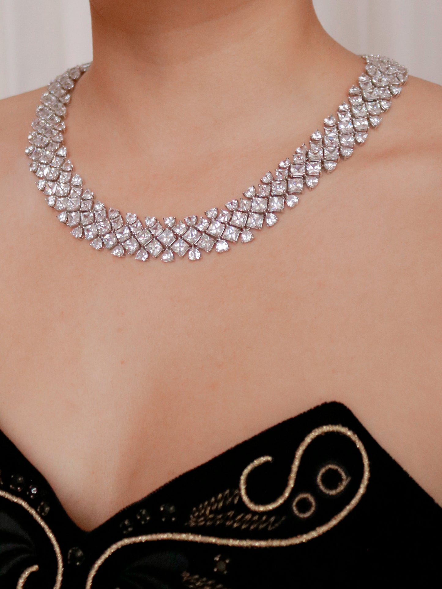 Vintage French Joaillerie DSCZ necklace in excellent vintage condition, designed for gala evenings and formal occasions.