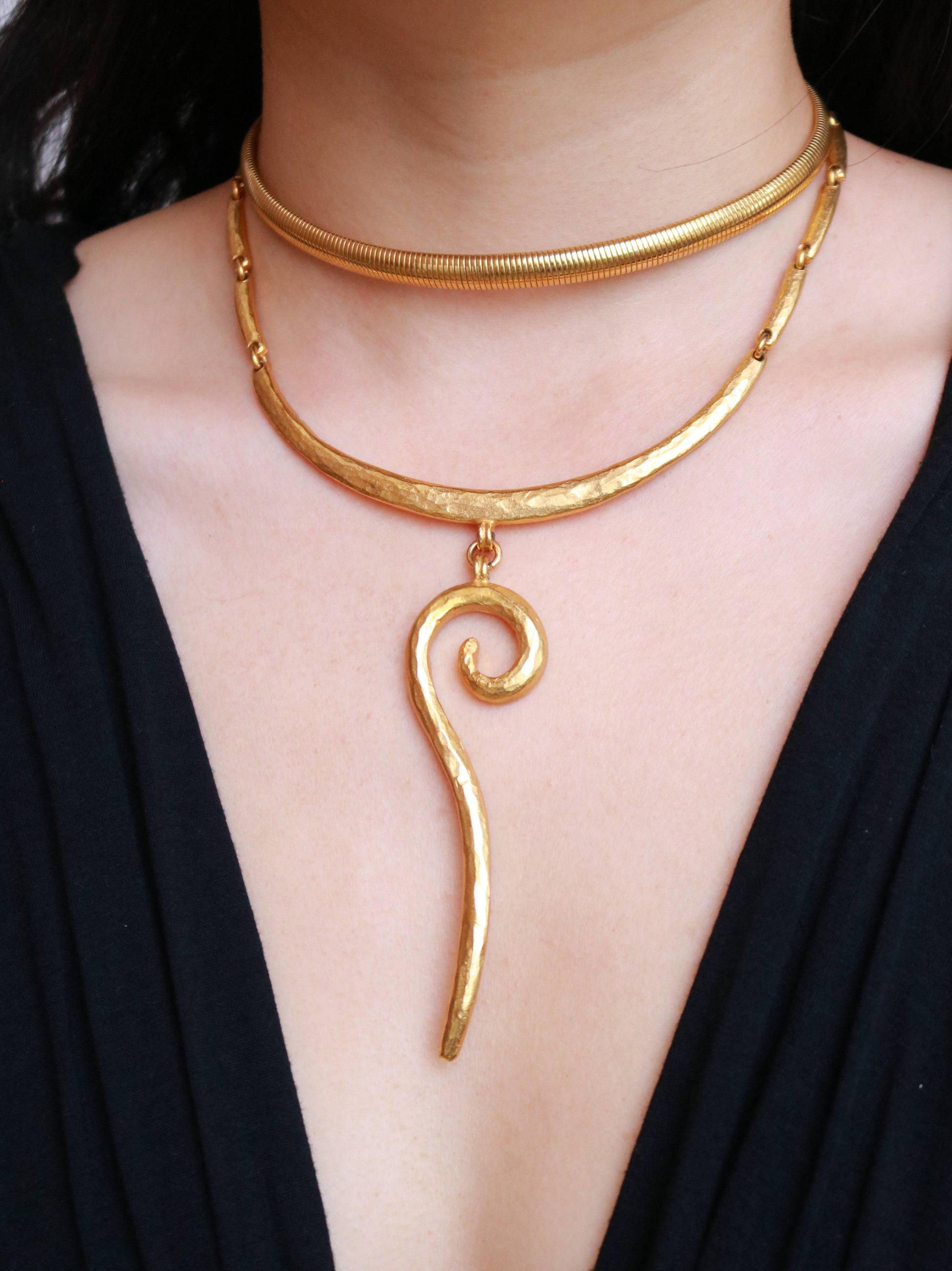 Vintage Il Était Une Fois sculptural drop collar necklace worn at the neckline, showcasing its hammered gold-tone design and dramatic abstract pendant.