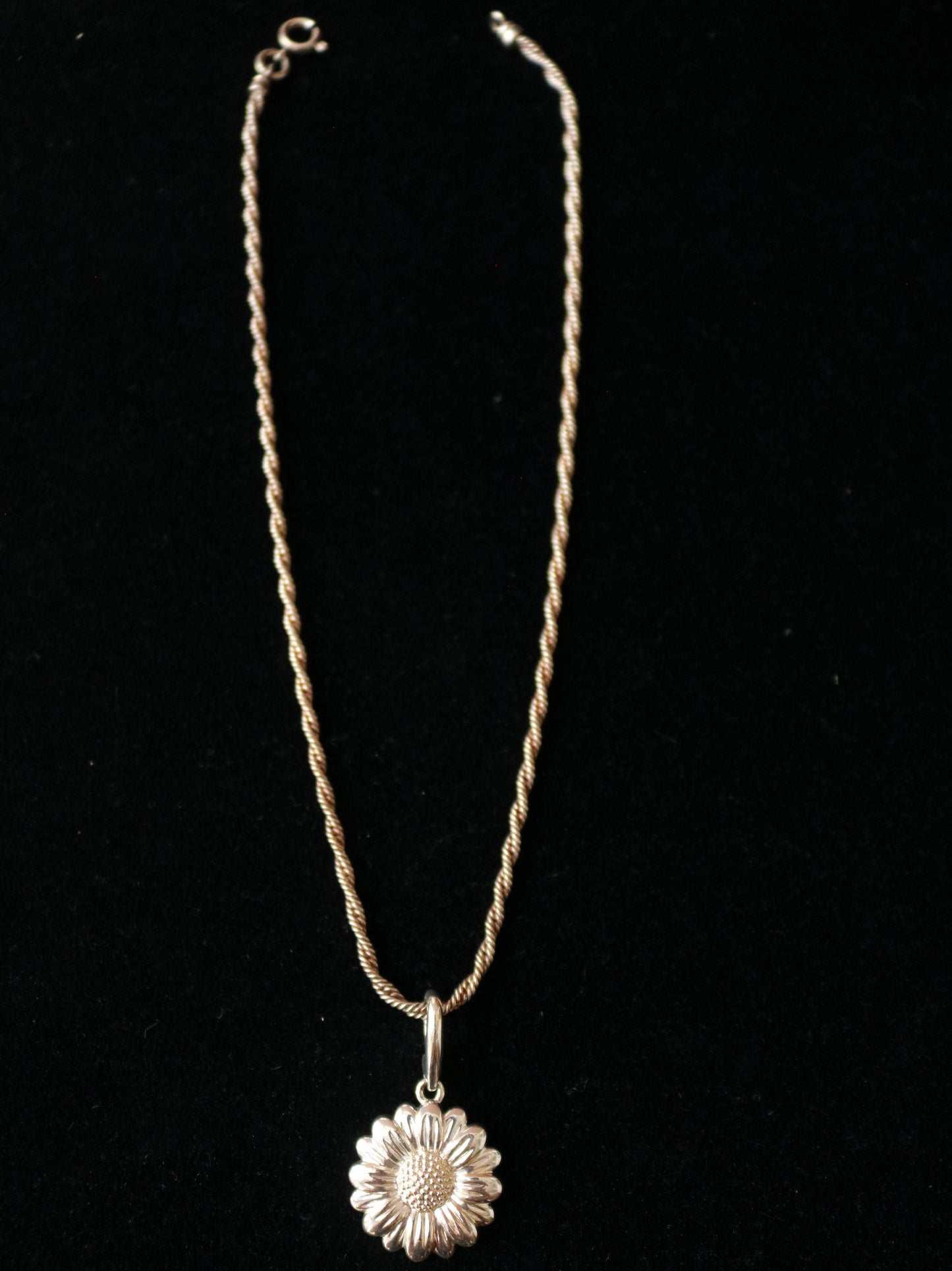 Vintage silver chain necklace with a detailed silver-tone daisy flower pendant.