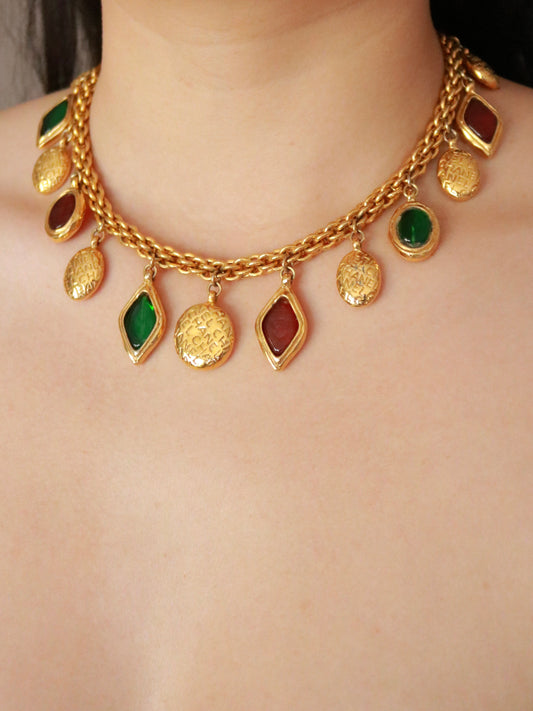 Collana con ciondolo Gripoix placcata oro 24K Chanel, anni '80