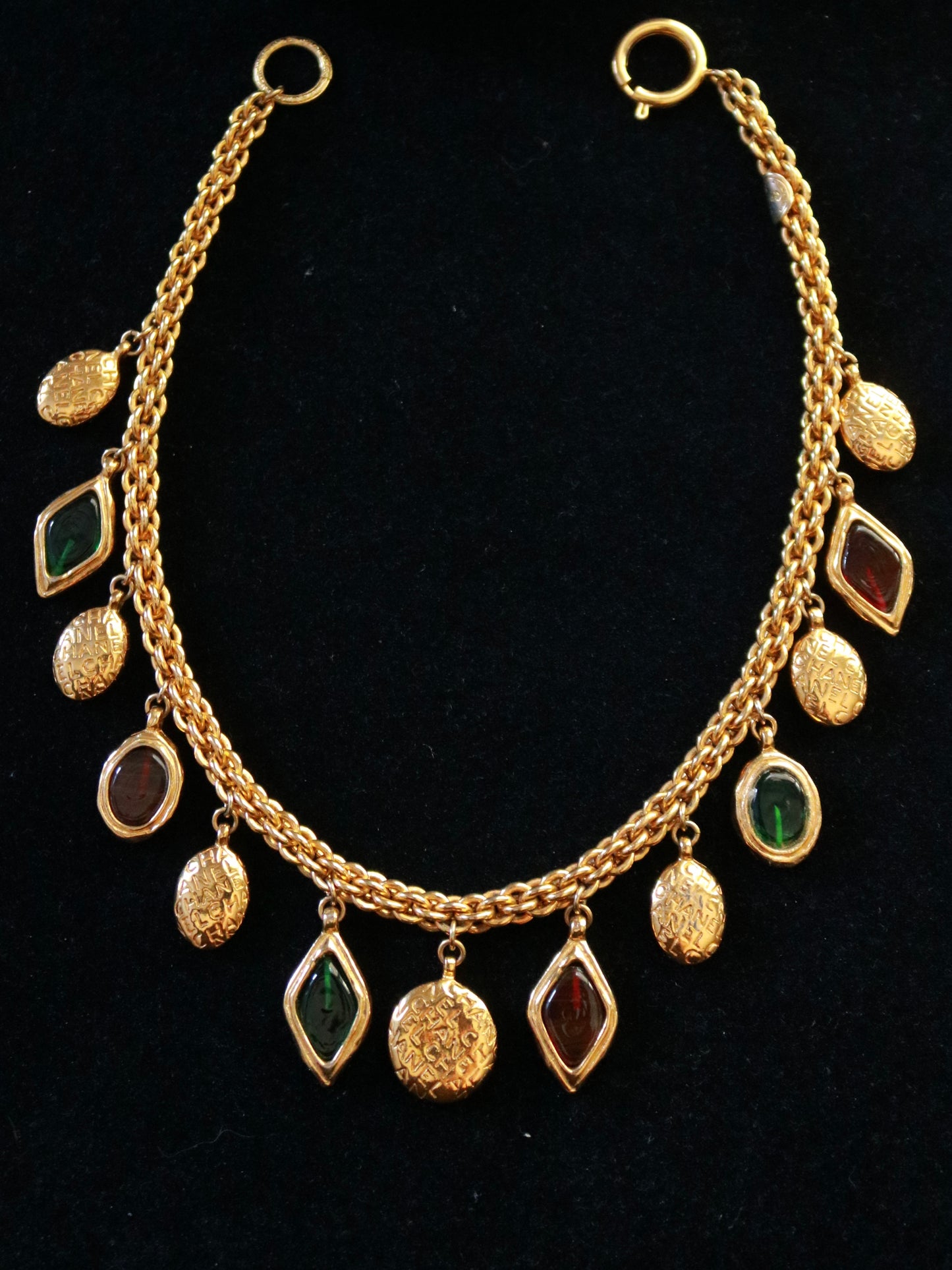 Collana con ciondolo Gripoix placcata oro 24K Chanel, anni '80